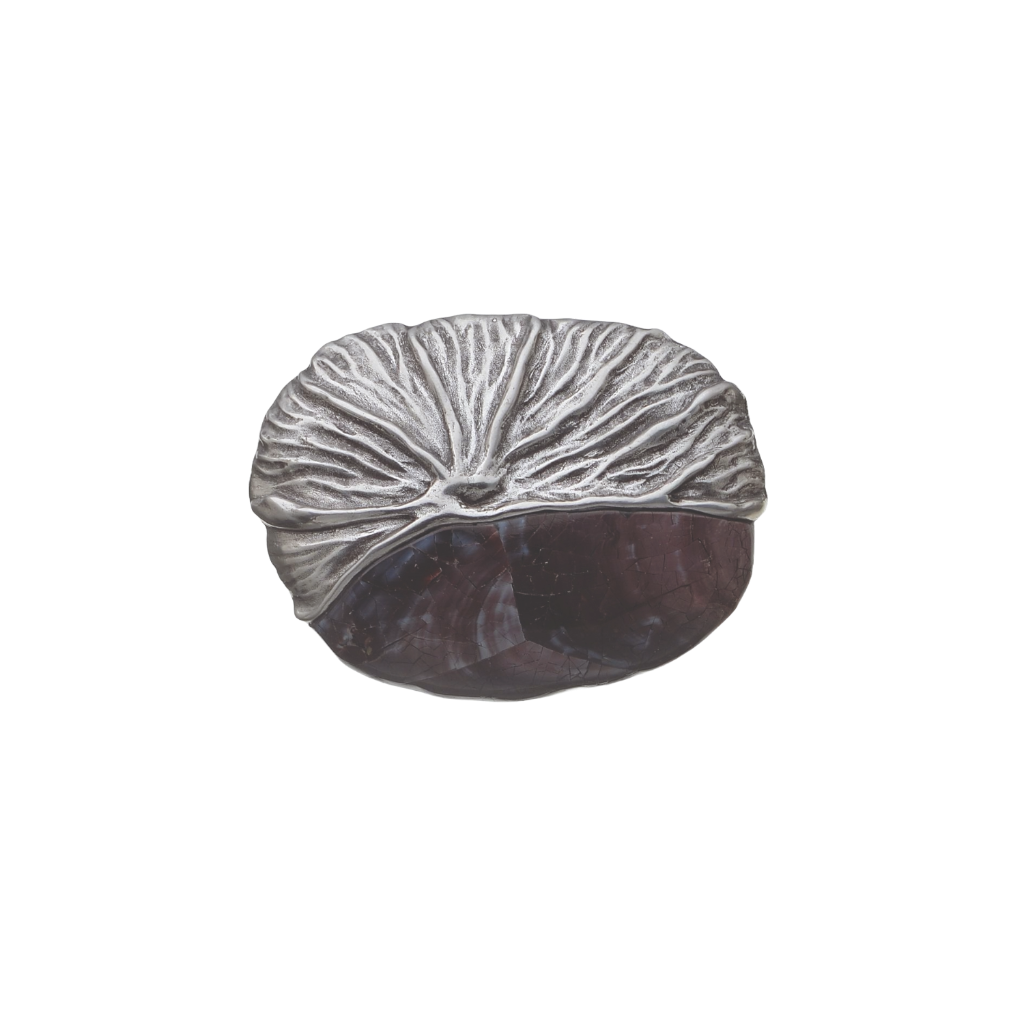 Half polished silver and half cracked agate circular belt buckle with a unique Italian design, a beautiful fashion accessory.