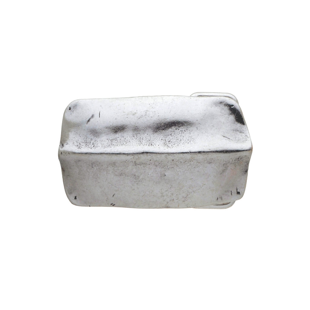 Modern and minimalist polished silver belt buckle with a sleek and simple design, a versatile fashion accessory and a classic Italian design.